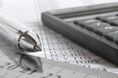 Tablo, kalem ve hesap makinesi ile iş arka.