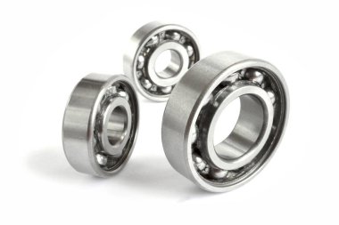 Beyaz zemin üzerinde üç yatakları.