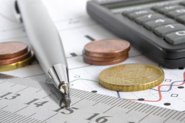 Para, hesap makinesi, cetvel, grafik ve kalem ile finansal arka plan.