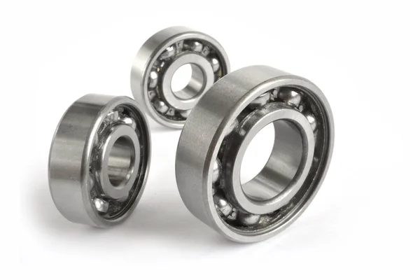 Beyaz zemin üzerinde üç yatakları.