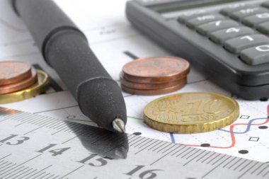 Para, hesap makinesi, cetvel, grafik ve kalem ile finansal arka plan.