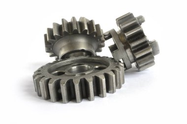 beyaz zemin üzerinde üç metal Dişliler.