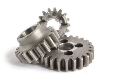 beyaz zemin üzerinde üç metal Dişliler.