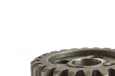 Beyaz zemin üzerinde bir metal dişli.