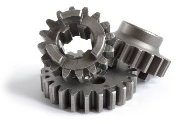 beyaz zemin üzerinde üç metal Dişliler.