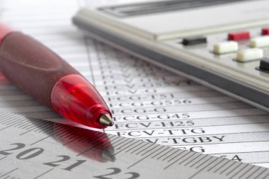 Tablo, kalem ve hesap makinesi ile iş arka.