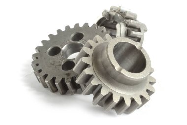 beyaz zemin üzerinde üç metal Dişliler.