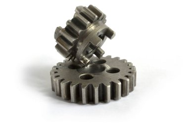 beyaz zemin üzerine iki metal Dişliler.