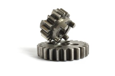 beyaz zemin üzerine iki metal Dişliler.