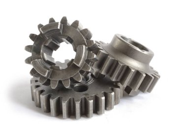 beyaz zemin üzerinde üç metal Dişliler.