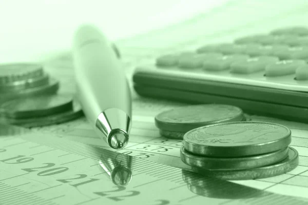 Οικονομικό Υπόβαθρο Χρήματα Αριθμομηχανή Χάρακα Τραπέζι Και Στυλό — Φωτογραφία Αρχείου