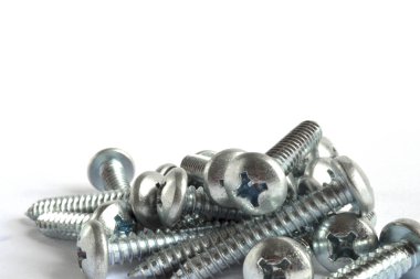 Beyaz arkaplanda vidalar.