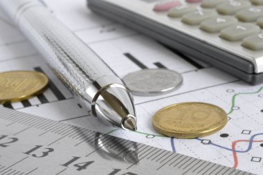 Para, hesap makinesi, grafik ve kalem ile mali geçmiş.