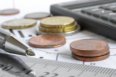 Para, hesap makinesi, cetvel, grafik ve kalem ile finansal arka plan.