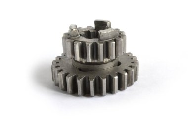 Beyaz arka planda iki yakın çekim metal dişli..