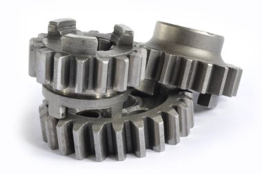 beyaz zemin üzerinde üç metal Dişliler.