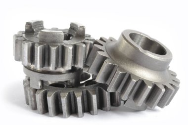 beyaz zemin üzerinde üç metal Dişliler.