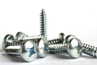 Beyaz arkaplanda vidalar.