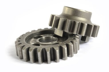 Beyaz arka planda iki yakın çekim metal dişli..