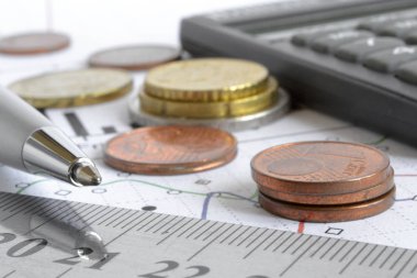 Para, hesap makinesi, cetvel, grafik ve kalem ile finansal arka plan.