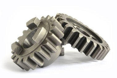 beyaz zemin üzerinde üç metal Dişliler.