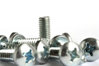 Beyaz arkaplanda vidalar.