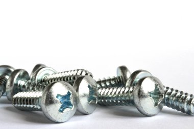 Beyaz arkaplanda vidalar.