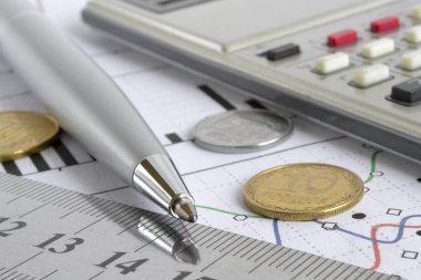 Para, hesap makinesi, grafik ve kalem ile mali geçmiş.