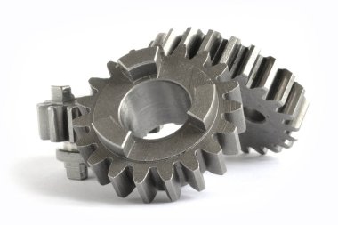 Beyaz arka planda üç yakın çekim metal dişli..