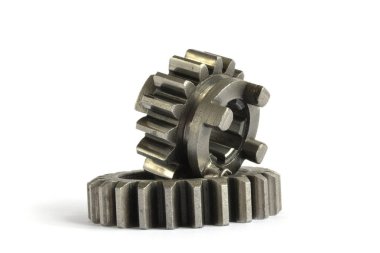 Beyaz arka planda iki yakın çekim metal dişli..