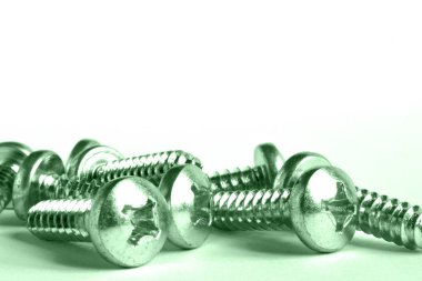 Beyaz arkaplanda vidalar.