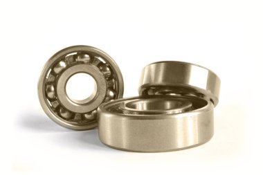 Beyaz zemin üzerinde üç yatakları.