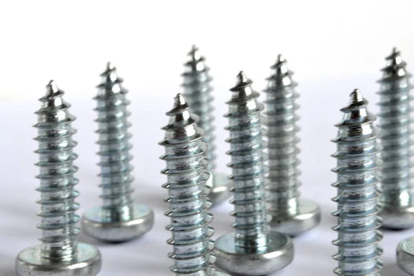 Beyaz arkaplanda vidalar.