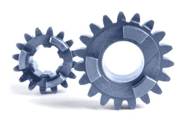 Beyaz arka planda iki yakın çekim metal dişli..