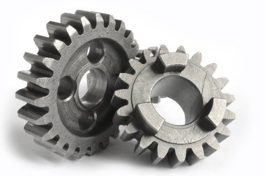 Beyaz arka planda iki yakın çekim metal dişli..