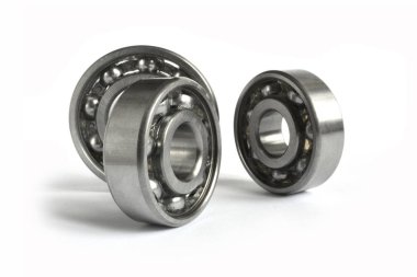 Beyaz arka planda üç yakın çekim yatağı var..