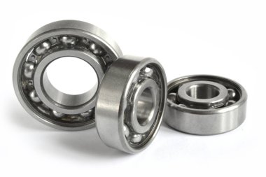 Beyaz arka planda üç yakın çekim yatağı var..