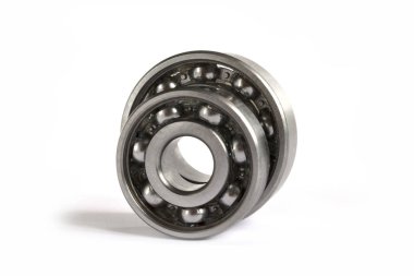 Beyaz arka plan üzerinde iki yatakları.