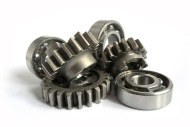 Beyaz arka planda dişliler ve yönler.