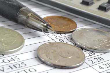 para, hesap makinesi, masa ve kalem finansal arka plan.