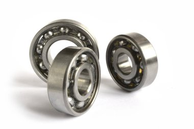 Beyaz arka planda üç yakın çekim yatağı var..