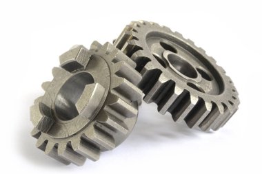 Beyaz arka planda üç yakın çekim metal dişli..