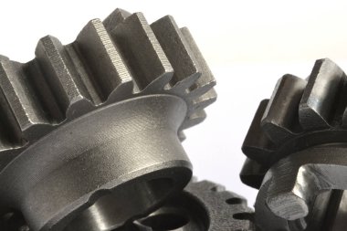 Beyaz arka planda üç yakın çekim metal dişli..