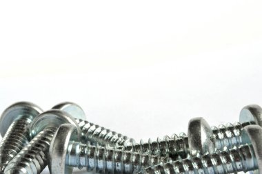 Beyaz arkaplanda vidalar.