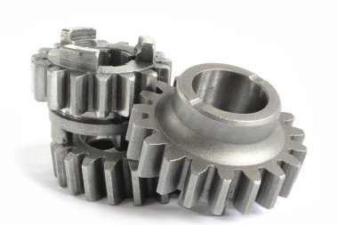 Beyaz arka planda üç yakın çekim metal dişli..