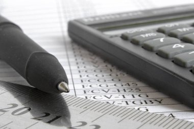 Tablo, cetvel, kalem ve hesap makineli iş arkaplanı.