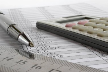 Tablo, cetvel, kalem ve hesap makineli iş arkaplanı.