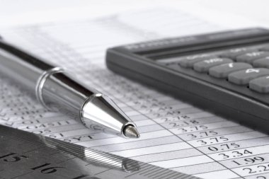 Tablo, cetvel, kalem ve hesap makineli iş arkaplanı.