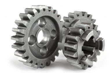 Beyaz arka planda üç yakın çekim metal dişli..