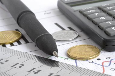 Para, hesap makinesi, grafik ve kalem ile mali geçmiş.